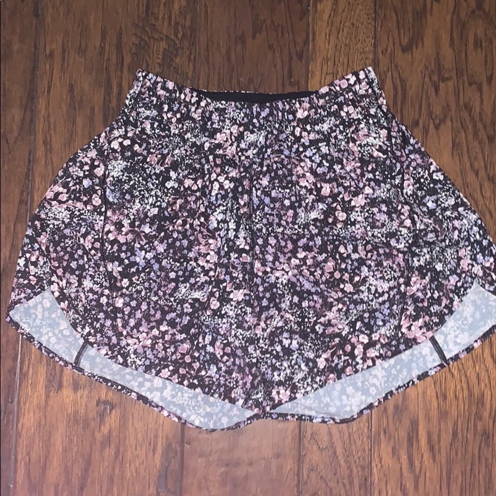 Floral lululemon 5” track that shorts